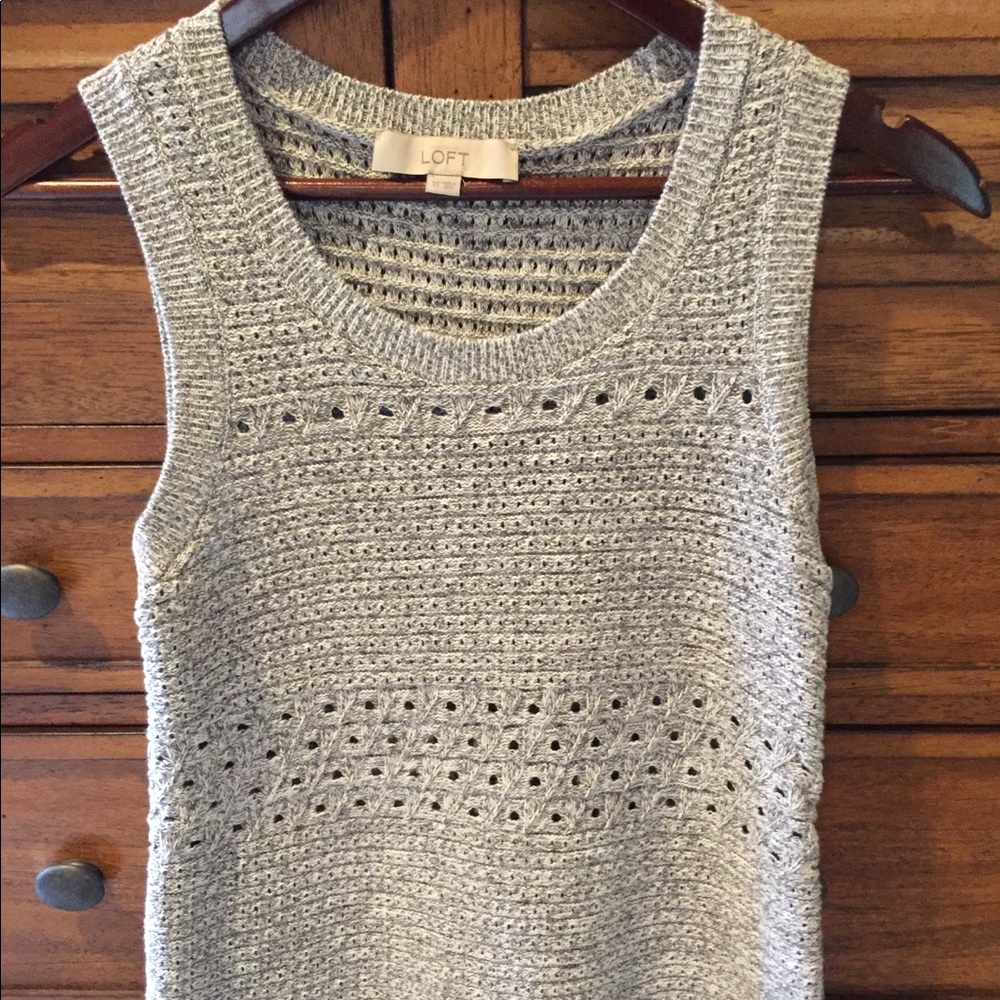 Sleeveless grey knitted tank